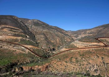 Para EU construcción de muro fronterizo con México