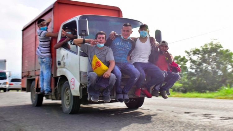 Caravana migrante avanza hacia México tras ingresar a Guatemala
