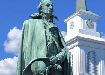 Robó una espada de una estatua histórica y la regresa 40 años después