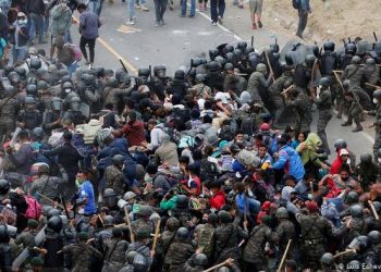 Frenan caravana migrante hondureña, usan la fuerza