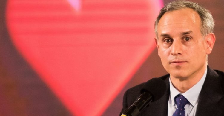 López-Gatell recibe oxigenación suplementaria tras contraer COVID