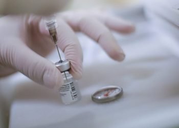 Todos los adultos mayores tendrán la primera dosis de vacuna COVID en marzo, promete AMLO