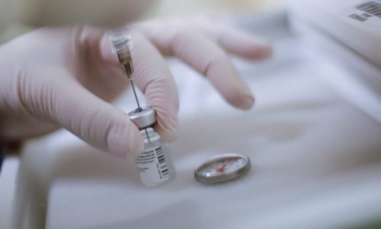 Todos los adultos mayores tendrán la primera dosis de vacuna COVID en marzo, promete AMLO