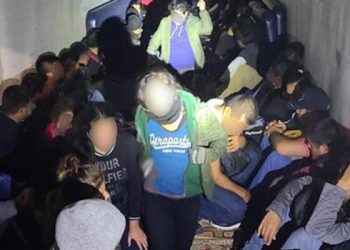 Arrestan a tres traileros con 230 indocumentados