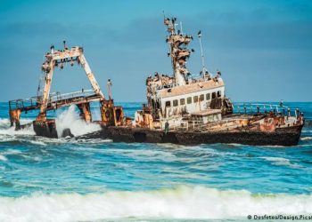 Un náufrago sobrevive 14 horas a la deriva en el océano agarrado a «un trozo de basura»