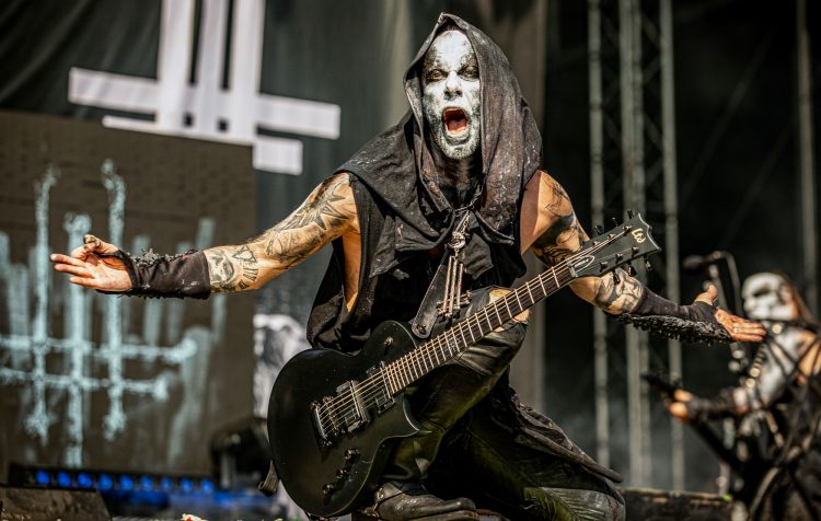 Vocalista de Behemoth pide ayuda a fans tras ser condenado por blasfemia
