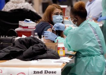 Urgen más vacunas para Laredo, clama regente Eads