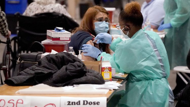 Urgen más vacunas para Laredo, clama regente Eads