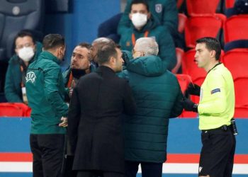 UEFA va contra dos árbitros del PSG-Basaksehir