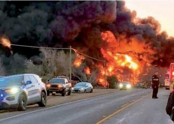 Choque de tren y camión provoca gran incendio