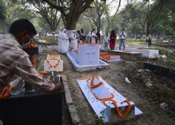 Mujer despertó en el cementerio a segundos de ser enterrada viva