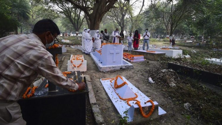 Mujer despertó en el cementerio a segundos de ser enterrada viva