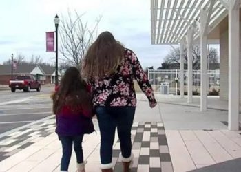 La expulsan por declarar que le gusta una compañera