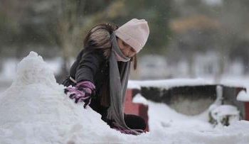 Era la primera vez que Cristian veía nieve; murió congelado por cortes de luz