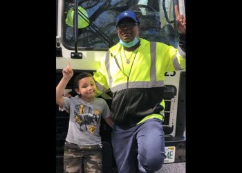 Se esconde en contenedor de residuos y casi muere triturado