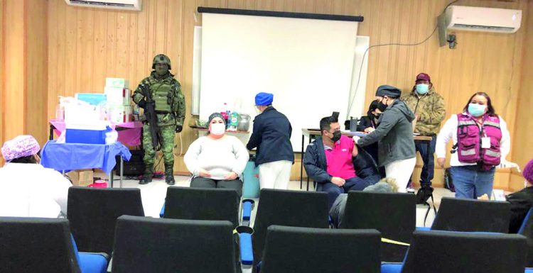 Aplican segunda dosis de vacuna Covid a trabajadores de la salud