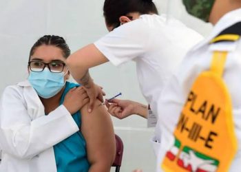 Llegan vacunas para inmunizar a personal de salud