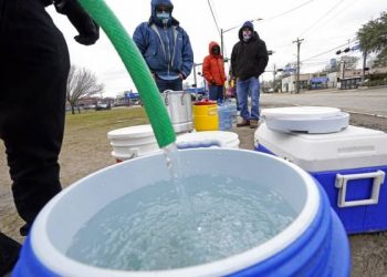 Vuelve la electricidad a Texas, pero falta agua potable