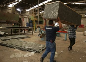 Mexicanos crean ataúdes de Tetra Pak ante crisis económica y escasez por covid-19