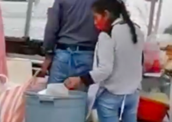 Taqueros de Ecatepec reutilizan platos desechables de la basura para sus clientes (VIDEO)