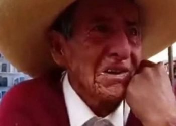Ya no aguanto: abuelito llora en la calle porque hijos le exigen herencia; caso se hace viral