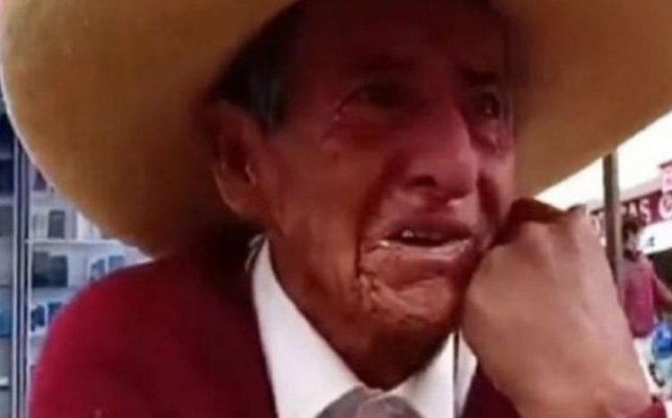 Ya no aguanto: abuelito llora en la calle porque hijos le exigen herencia; caso se hace viral