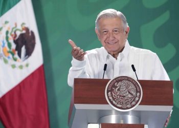 ‘Les debería dar vergüenza’, AMLO critica a Walmart y Bimbo por ampararse contra reforma eléctrica