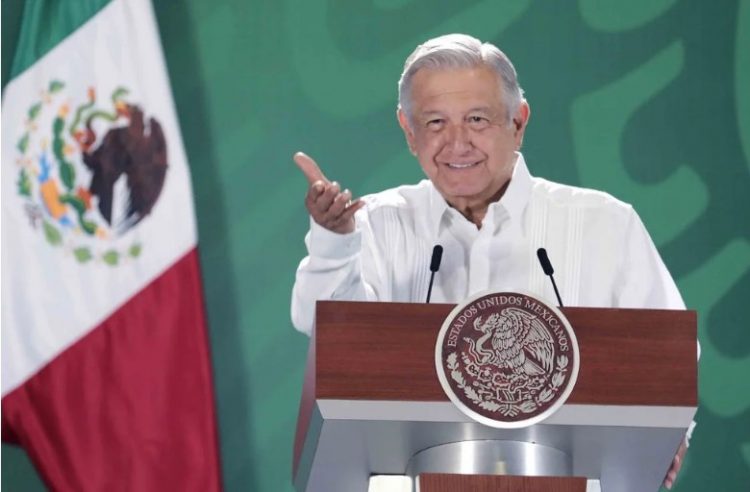‘Les debería dar vergüenza’, AMLO critica a Walmart y Bimbo por ampararse contra reforma eléctrica