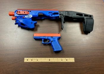 Confiscan arma modificada para parecer una pistola de juguete