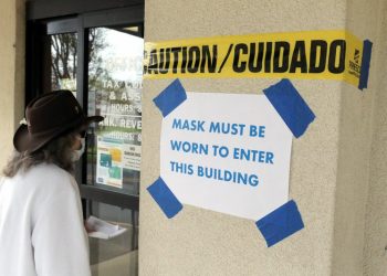 Laredo y el condado de Webb seguirán exigiendo cubrebocas en sus edificios