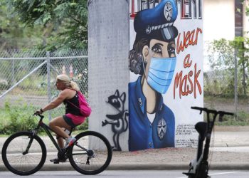 Médicos se oponen a Abbott, piden el uso de cubrebocas