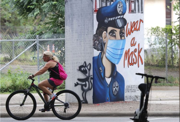 Médicos se oponen a Abbott, piden el uso de cubrebocas