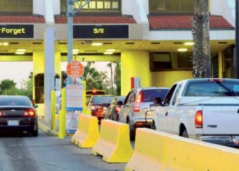 Dejan cruzar a inmigrantes, pero no a turistas