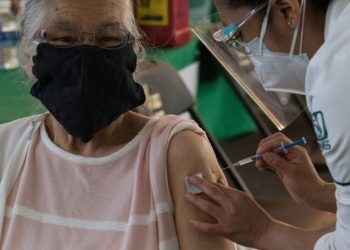 Coronavirus: mujer de Guanajuato se desvanece tras recibir vacuna