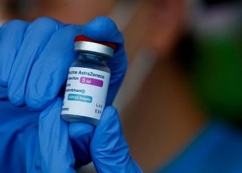 ¿Por qué varios países europeos suspenden la vacunación con AstraZeneca?