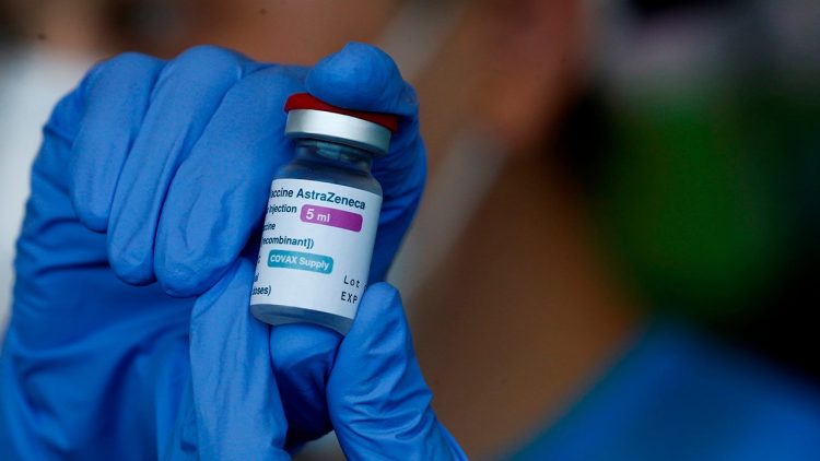 ¿Por qué varios países europeos suspenden la vacunación con AstraZeneca?