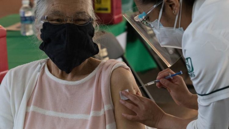 Coronavirus: mujer de Guanajuato se desvanece tras recibir vacuna