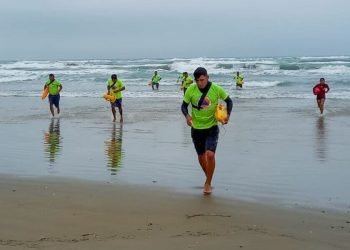 Salvan a regios de morir ahogados en Miramar