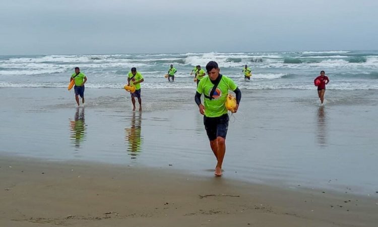 Salvan a regios de morir ahogados en Miramar