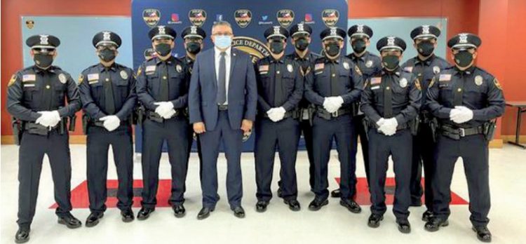Se integran once nuevos policías a fuerza laredense