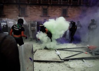 Feministas intentan derribar vallas colocadas frente a Palacio Nacional