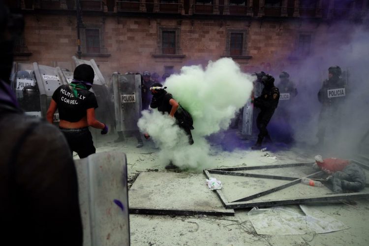 Feministas intentan derribar vallas colocadas frente a Palacio Nacional