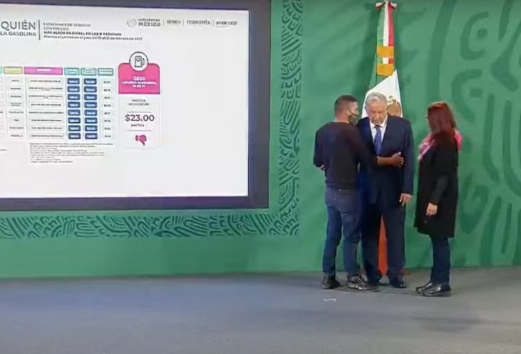 Un ‘colado’ llega hasta López Obrador en la mañanera