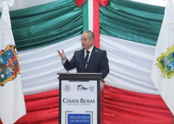 Donan teléfonos a niños de colonias populares