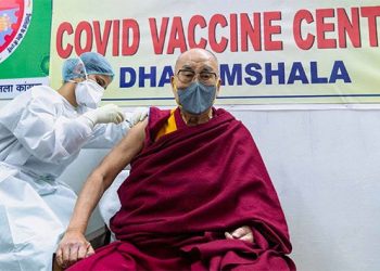 El Dalai Lama recibió la vacuna contra el coronavirus