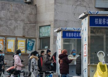 Así empiezan las guerras; japoneses exigen que China deje de hacerles pruebas anales de Covid