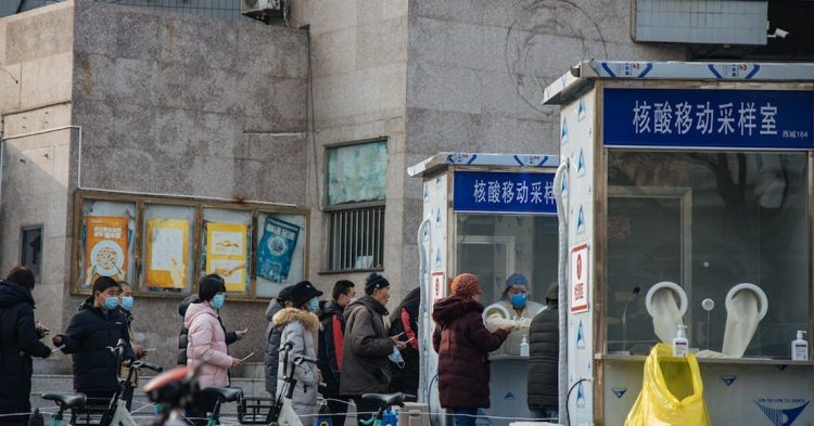 Así empiezan las guerras; japoneses exigen que China deje de hacerles pruebas anales de Covid