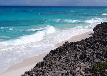 Encuentran en Bahamas una misteriosa bola de metal cubierta con un texto en ruso (FOTO)