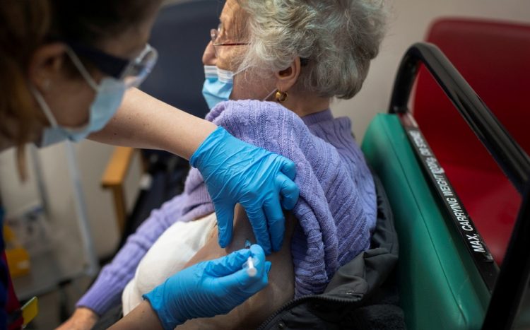 El 17 inicia vacunación de abuelitos contra el Covid