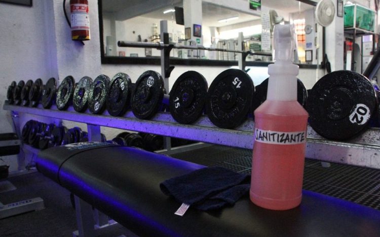 Dueño de gimnasio ofrece membresías gratis a quienes no se vacunen contra covid-19
